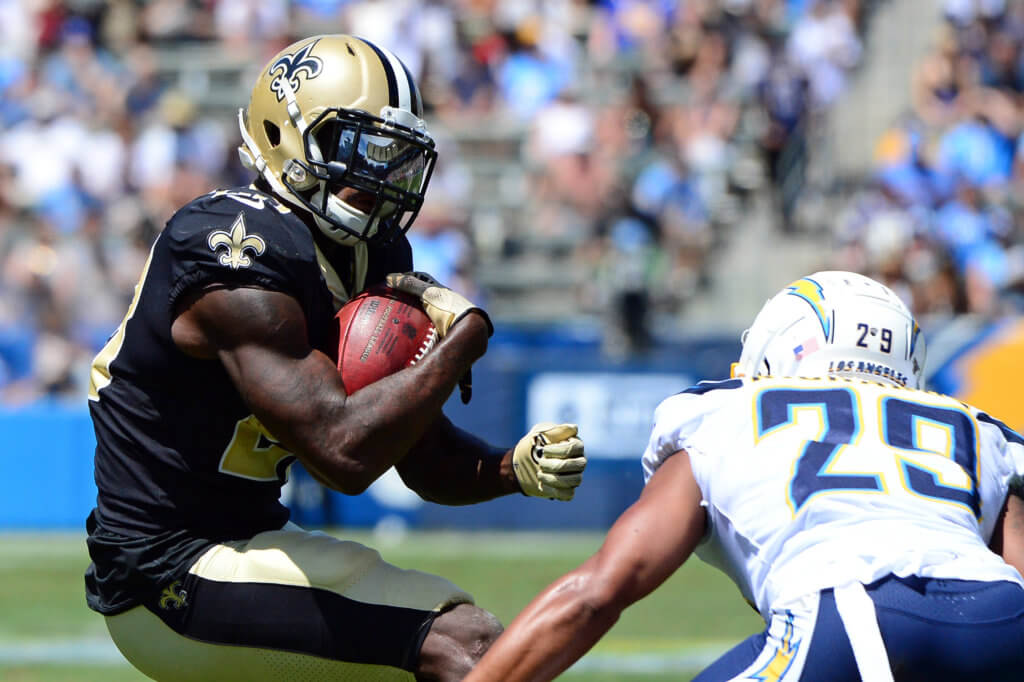 Latavius Murray jukes a defender.