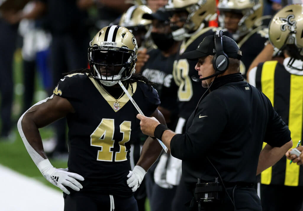 Alvin Kamara discusses a play with HC Sean Payton.