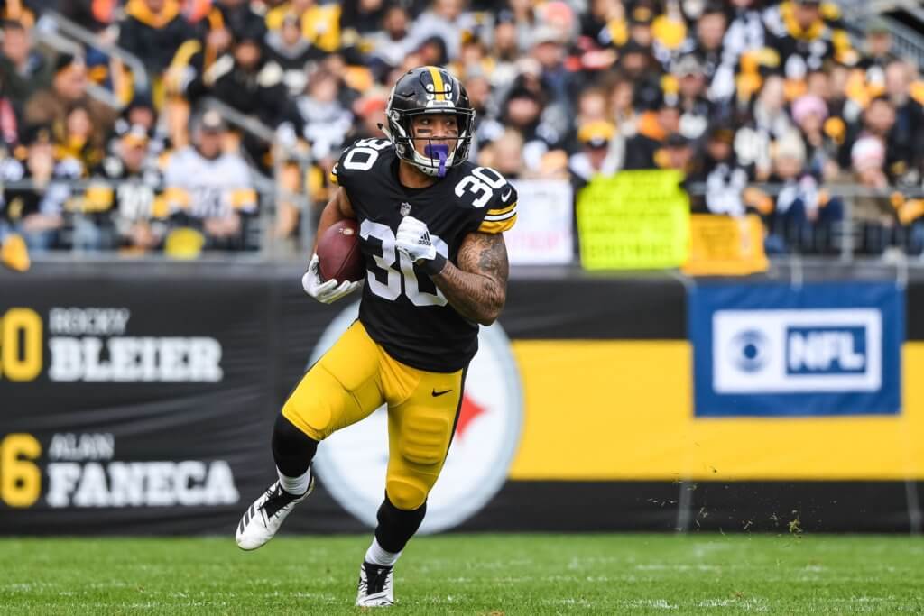 James Conner running with the ball against the Browns.