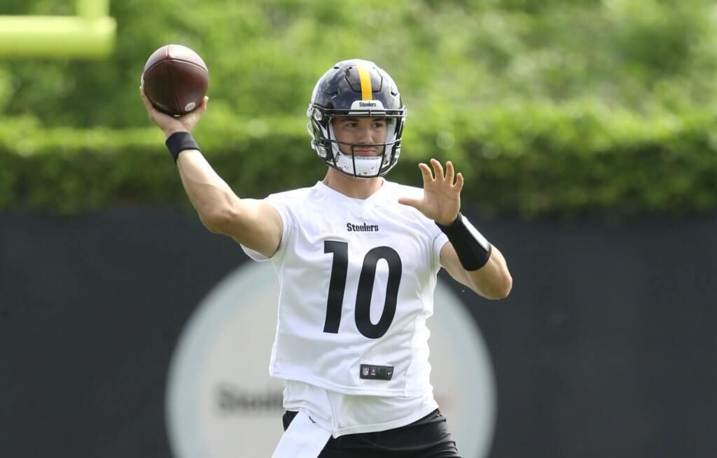 Mitch Trubisky throws a pass during Steelers OTA's